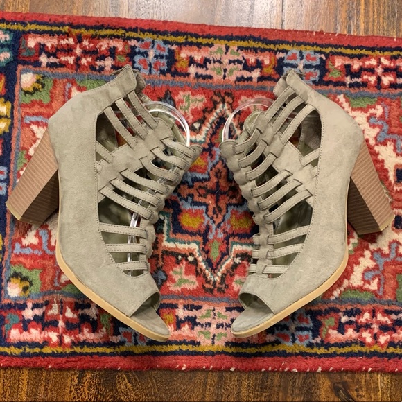 Guess - NWOT Strappy Leather Sandal - Size 10 - Picture 1 of 4